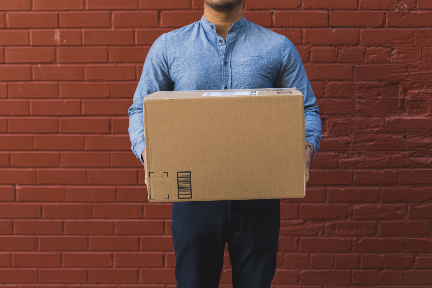 Vendedor de marketplace con una caja de envío